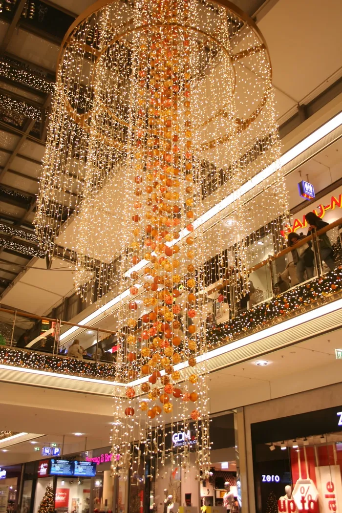 灯光、百货商店、圣诞节、照明、装饰、照明、建筑结构、低角度视图