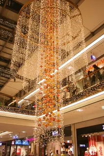 灯光、百货商店、圣诞节、照明、装饰、照明、建筑结构、低角度视图 灯光、百货商店、圣诞节、照明、装饰、照明、建筑结构、低角度视图