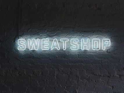 打开白色血汗工厂霓虹灯标牌