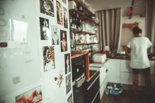 站在厨房里的女人