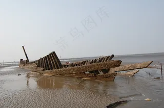 海滩沉浸的鱼船图片