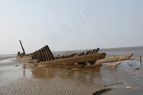 海滩沉浸的鱼船图片 海滩沉浸的鱼船图片