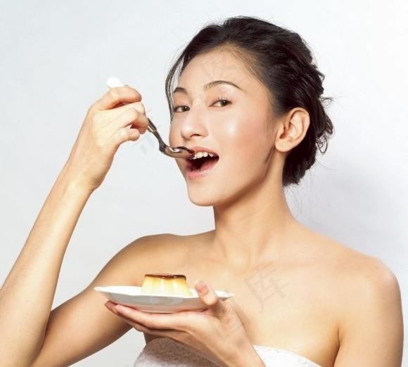 女性吃蛋糕图片