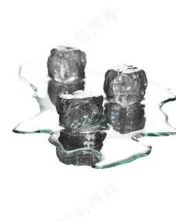 动感冰块水滴图片 动感冰块水滴图片