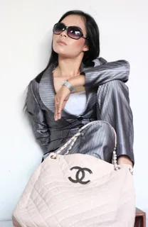 带香奈儿包的美女图片