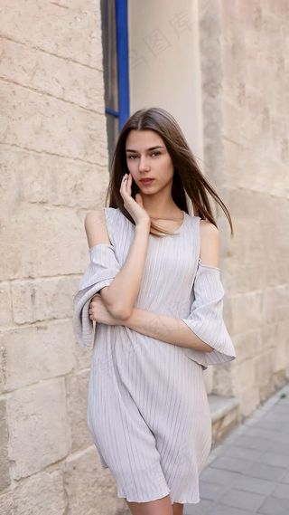 穿着长裙长发飘扬的外国美女高清摄影图片