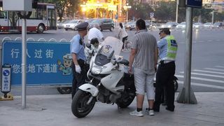 特写镜头在北京警官股票视频 视频免...