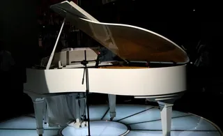 白色实木钢琴图片