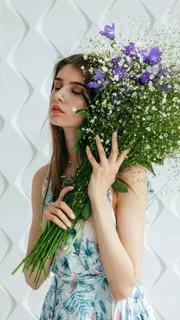 抱一大束花的外国美女高清摄影图片