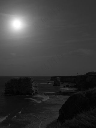 海岸礁石黑白摄影图片