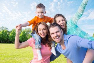 草地上玩耍的家庭人物图片