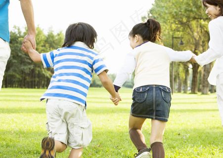 奔跑在草地上的小孩背影图片