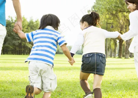 奔跑在草地上的小孩背影图片 奔跑在草地上的小孩背影图片
