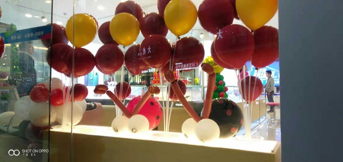 红黄梦幻风艺术气球卡通造景实拍摄影图