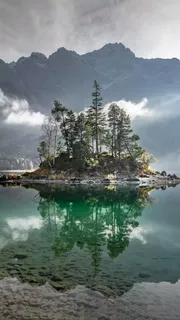 湖泊上的小岛高清摄影图片