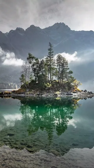 湖泊上的小岛高清摄影图片