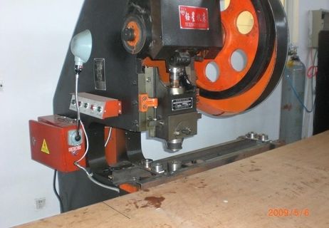 太阳能热水器生产设备图片