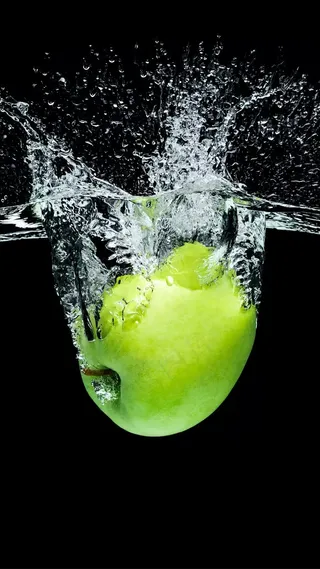 掉进水里的苹果高清摄影图片