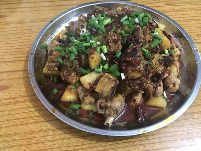 暖色乡村风大盘鸡餐饮行业实拍餐品摄影图