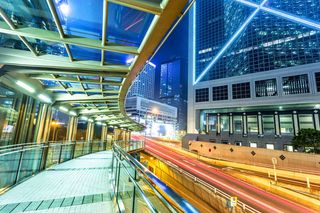 夜晚的城市街道大厦