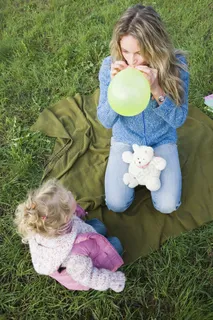 草地上玩耍的外国母女图片 草地上玩耍的外国母女图片