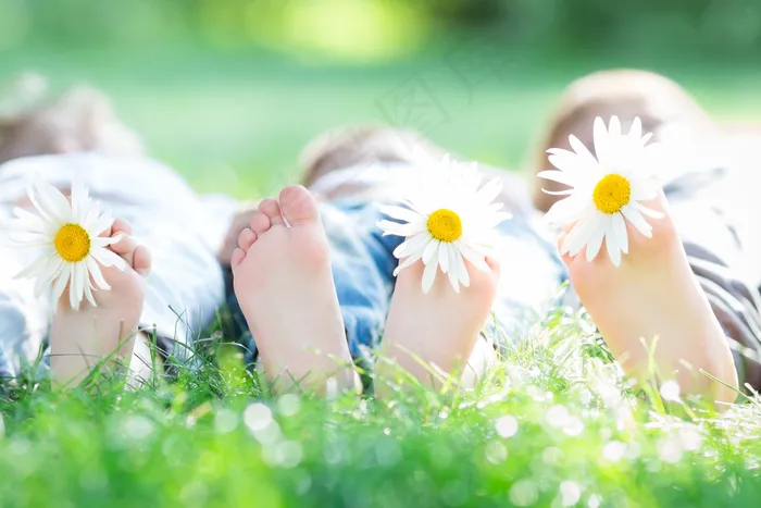 趴在草地上的脚丫图片