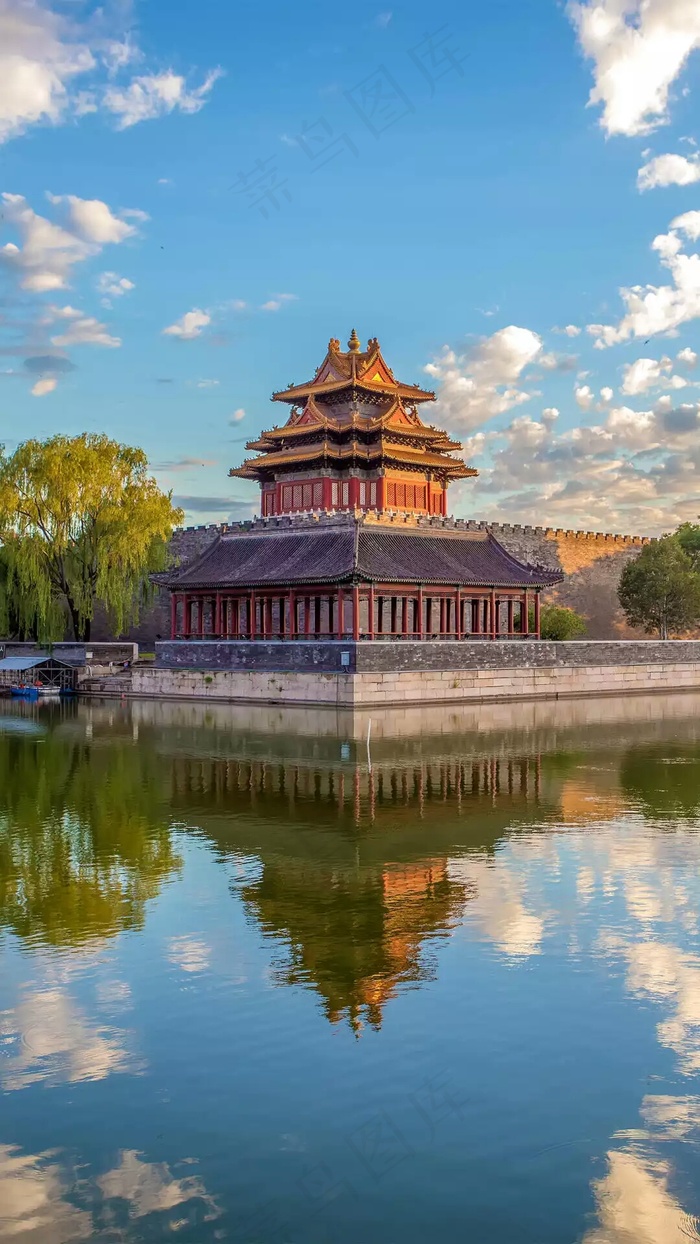 蓝天白云下的城墙与城楼高清摄影图片