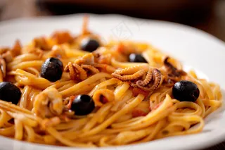 盘子里美味的海鲜面条