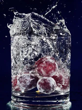 动感水花水珠水滴葡萄图片
