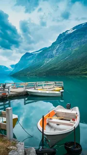 湖泊上的小船高清摄影图片 湖泊上的小船高清摄影图片