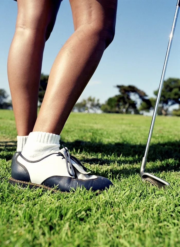 草地上的脚摄影图片