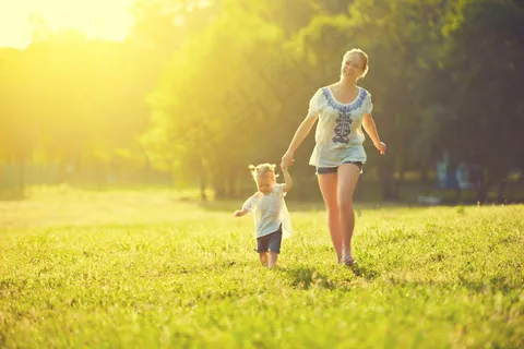 温馨幸福家庭草坪草地父子母子亲子关爱玩耍超大超高清图片