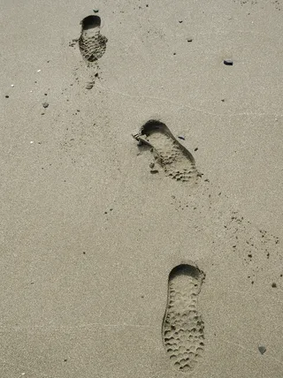沙滩上的足迹图片