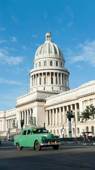 蓝天白云下的外国城堡高清摄影图片