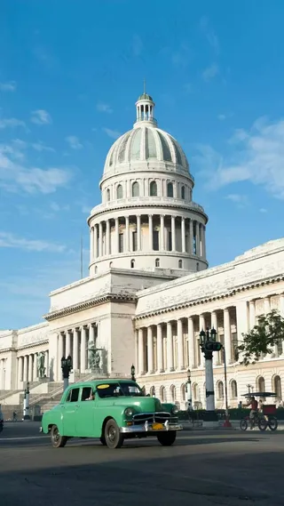 蓝天白云下的外国城堡高清摄影图片