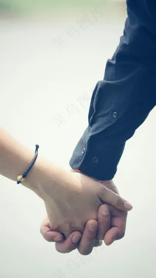 一对情侣手牵手高清摄影图片