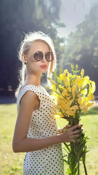 拿着花戴着眼镜的外国美女高清摄影图片