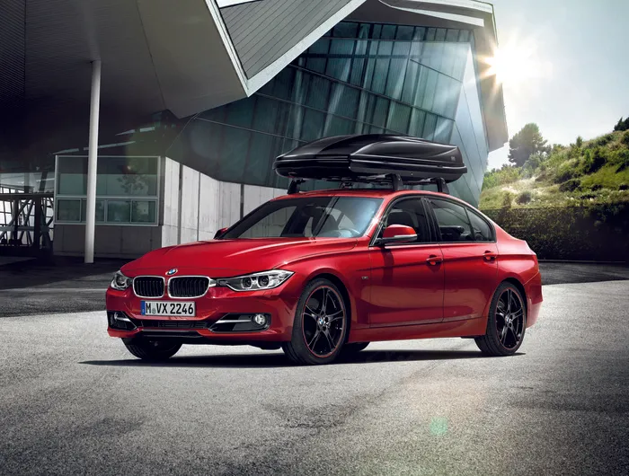 红色经典款BMW 3系轿车图片