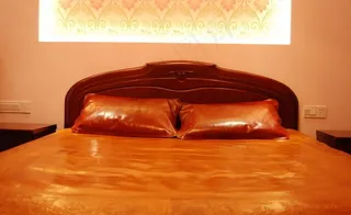 牛皮卧房床上套件图片