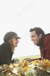 趴在草地上的夫妻图片