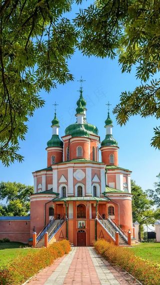 阳光蓝天下的城堡高清摄影图片