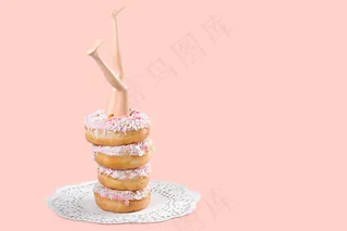 西餐面包圈创意摄影图片