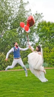 跳起来拍照的情侣高清摄影图片