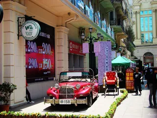 上海 永安公司门前的红色老爷车图片