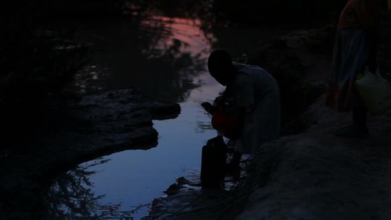 女孩填补水桶在肯尼亚的2个股票视频...