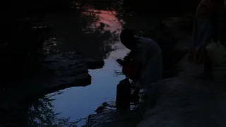 女孩填补水桶在肯尼亚的2个股票视频...