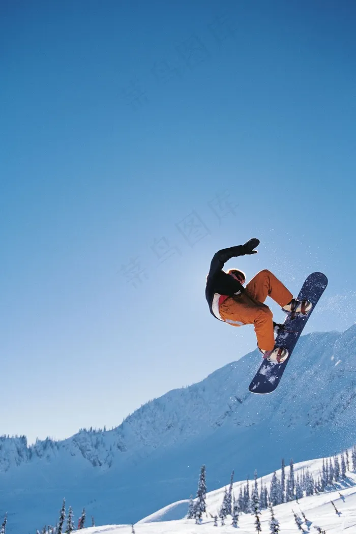 腾空飞跃的滑雪运动员高清图片