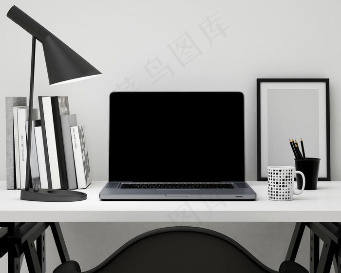 桌子上的电脑和办公用品