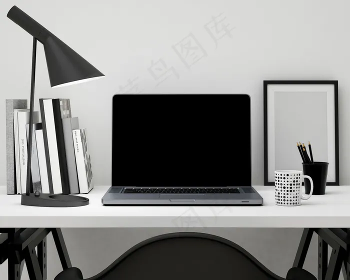 桌子上的电脑和办公用品
