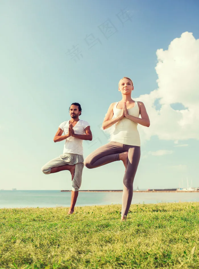 草地上做瑜珈的情侣图片